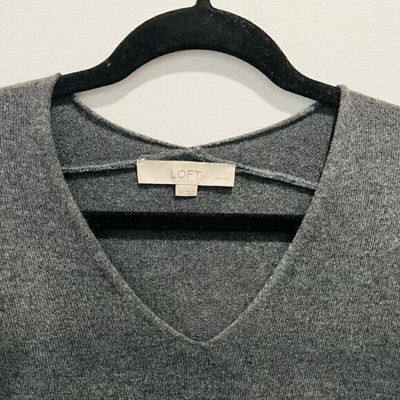 LOFT Petite Long Sleeve V Neck Grey Oversized Fall Knit Sweater size Small - Picture 2 of 5